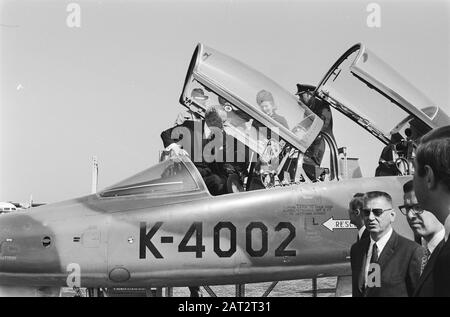Besuch des kanadischen Gouverneurs Roland Michener, seines Gouverneurs General Michener im Cockpit eines Kampfflugzeugs am Flughafen Twente Datum: 15. april 1971 Ort: Overijssel, Twente Keywords: Kampfflugzeuge, Gouverneure General, Piloten, Flugplätze persönlicher Name: Michener, Roland Stockfoto