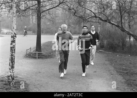 Der kanadische Gouverneur Roland Michener trimmt sich im Vondelpark an die Gouverneursgenerale, Übungen, Fitness-Datum: 16. april 1971 Ort: Amsterdam, Noord-Holland Schlüsselwörter: Fitness, Governneurs- General, übt persönlichen Namen aus: Michener, Roland Stockfoto