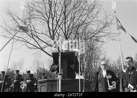 Besuch des kanadischen Gouverneurs General Roland Michener, sein Gouverneur General Michener spricht auf dem kanadischen Militärfriedhof in holten Datum: 15. april 1971 Ort: Holten, Overijssel Schlüsselwörter: Friedhöfe, Gouverneure General persönlicher Name: Michener, Roland Stockfoto