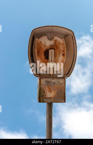 Nahaufnahme einer alten Straßenbeleuchtung im Freien mit dem großen blauen Himmel darüber Stockfoto