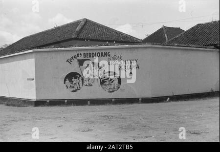 Garoet Graffiti an einer Wand Teroes Berdjoang oentoek kesalamatan bersama Datum: September 1947 Ort: Indonesien, Niederländische Ostindien Stockfoto