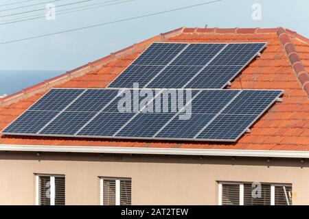 Ein Blick auf die Sonnenkollektoren auf einem Hausdach in der Hauptstadt Stockfoto