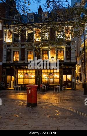 London/Großbritannien - 24. November 2019: Sherlock Holme Pub in der Northumberland Street in London, Großbritannien. Pubs sind ein großer Teil der britischen Kultur Stockfoto