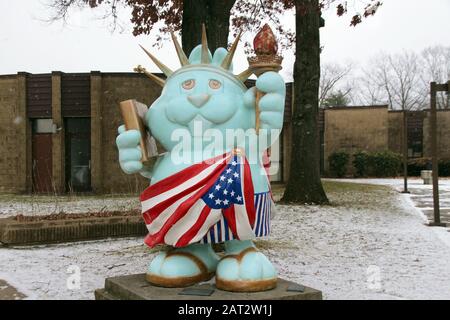 Punxsutawney, USA. Januar 2020. Eine Murmelstatue im Stil der Freiheitsstatue. Jedes Jahr im Februar, auf einem Waldstück in der Nähe der Kleinstadt, gibt Marmot Phil eine Prognose über den weiteren Verlauf des Winters. Punxsutawney gilt dank des dort eingestellten erfolgreichen Hollywood-Films "Und tänglich grüßt das Murmeltier" als die Heimat der Murmeltier. (Zu dpa "Groundhog Day": Und jedes Jahr grüßt Phil von Punxsutawney") Credit: Christina Horsten / dpa / Alamy Live News Stockfoto