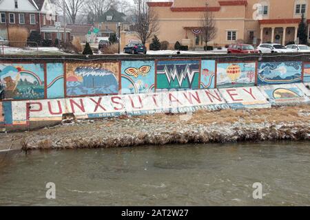 Punxsutawney, USA. Januar 2020. Auf einem Graffiti am Ufer des Mahoning Creek Lake heißt es "Heimat des berühmten Murmeltier". In der Kleinstadt Punxsutawney gibt der Murmeltier Phil jedes Jahr im Februar eine Prognose über den weiteren Verlauf des Winters. Dank des erfolgreichen Hollywood-Films "Und der Tageszeitung The Murmot Greets", der dort gedreht wird, gilt der Ort als die Heimat der Murmeltiere. (Zu dpa "Groundhog Day": Und jedes Jahr grüßt Phil von Punxsutawney") Credit: Christina Horsten / dpa / Alamy Live News Stockfoto