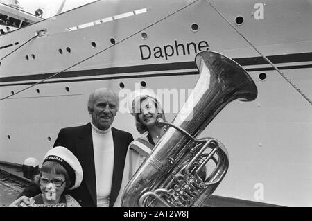 Griechische Carras-Kreuzfahrtschiff Daphne in Amsterdam, Miss Holland (Nanny Nielen) mit Tuba und Schiffseigner Carras für das Schiff. Der Vorname des Mädchens links vorne ist auch Daphne Datum: 28. Mai 1976 Ort: Amsterdam, Noord-Holland Schlagwörter: Mädchen, Miss, Musikinstrumente, Schiffseigner, Schiffe Personenname: Carras, Dapne, Nielen Nanny Institutionenname: Miss Holland Stockfoto