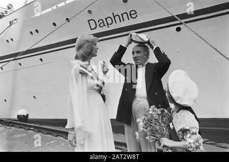 Griechische Carras-Kreuzfahrtschiff Daphne in Amsterdam, Schiffseigner Carras und Miss Holland Nanny Nielen. Das Mädchen mit Blumen heißt auch Daphne Datum: 28. Mai 1976 Ort: Amsterdam, Noord-Holland Schlüsselwörter: Mädchen, Fräulein, Schiffe persönlicher Name: Carras, Daphne, Nielen Nanny Institution Name: Miss Holland Stockfoto