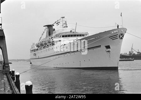 Griechische Carras-Kreuzfahrtschiff Daphne in Amsterdam, Schi Daphne im Hafen von Amsterdam Datum: 28. Mai 1976 Standort: Amsterdam, Noord-Holland Schlagwörter: Kreuzfahrten Stockfoto