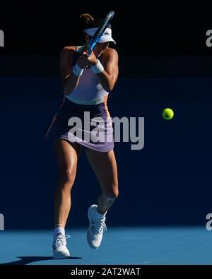 Melbourne, Australien. Januar 2020. GARBINÌƒE MUGURUZA (ESP) im Einsatz gegen den 4. Samenkorn SIMONA HALEP (ROU) in Der Rod Laver Arena in einem Halbfinalspiel Im Dameneinzel am 11. Tag der Australian Open 2020 in Melbourne, Australien. Sydney Low/Cal Sport Media/Alamy Live News Stockfoto