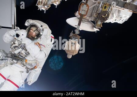 ISS - 25. Januar 2020 - der NASA-Astronaut Andrew Morgan ist mit der Internationalen Raumstation verbunden, während er thermische Reparaturen auf dem Alpha abschließt Stockfoto