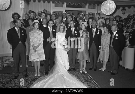 Trauungsfürst Karl von Hessen und Gräfin Yvonne Szapary in Der Haager Gruppe Foto Datum: 18. April 1966 Ort: Den Haag, Zuid-Holland Schlüsselwörter: Gruppenfotos, Ehen Personenname: Hessen, Karl von, Szapary, Yvonne Stockfoto