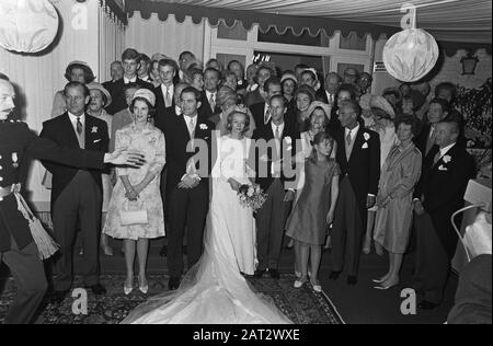 Trauungsfürst Karl von Hessen und Gräfin Yvonne Szapary in Der Haager Gruppe Foto Datum: 18. April 1966 Ort: Den Haag, Zuid-Holland Schlüsselwörter: Gruppenfotos, Ehen Personenname: Hessen, Karl von, Szapary, Yvonne Stockfoto