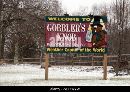 Punxsutawney, USA. Januar 2020. Am Eingang zum 'Gobbler's Knob' befindet sich ein Schild. In diesem Stück Wald in Punxsutawney gibt Murmot Phil im Februar jedes Jahr eine Prognose über den weiteren Verlauf des Winters. Die Kleinstadt gilt dank des erfolgreichen Hollywood-Films "Und täglichem grüßt das Murmeltier" (Und der dort eingestellten Marmot Greets Daily) als die Heimat der Murmeltier. (Zu dpa "Groundhog Day": Und jedes Jahr grüßt Phil von Punxsutawney") Credit: Christina Horsten / dpa / Alamy Live News Stockfoto