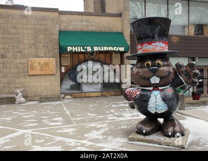 Punxsutawney, USA. Januar 2020. Vor dem Murmelgehege steht die Statue eines Murmeltier. Besucher können die Murmeltiere durch die halbkreisförmige Glasscheibe beobachten. Die Kleinstadt gilt dank des erfolgreichen Hollywood-Films "Und täglichem grüßt das Murmeltier" (Und der dort eingestellten Marmot Greets Daily) als die Heimat der Murmeltier. (Zu dpa "Groundhog Day": Und jedes Jahr grüßt Phil von Punxsutawney") Credit: Christina Horsten / dpa / Alamy Live News Stockfoto