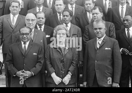 Königin Juliana empfängt Vertreter der Parlamente von Suriname und der niederländischen Antillen im Palast Soestdijk Gruppe Portrait Datum: 26. Oktober 1966 Ort: Utrechter Schlüsselwörter: Queens, Parlamentarier persönlicher Name: Juliana (Königin der Niederlande) Institutionenname: Paleis Soestdijk Stockfoto