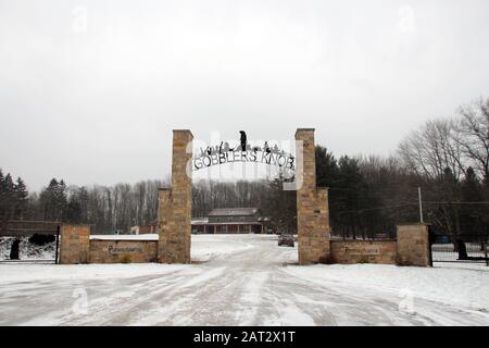 Punxsutawney, USA. Januar 2020. Ein Torbogen mit der Schrift "Gobblers Knob". Jedes Jahr im Februar macht Murmot Phil eine Prognose über den weiteren Verlauf des Winters im Wald in Punxsutawney. Die Kleinstadt gilt dank des erfolgreichen Hollywood-Films "Und täglichem grüßt das Murmeltier" (Und der dort eingestellten Marmot Greets Daily) als die Heimat der Murmeltier. (Zu dpa "Groundhog Day": Und jedes Jahr grüßt Phil von Punxsutawney") Credit: Christina Horsten / dpa / Alamy Live News Stockfoto