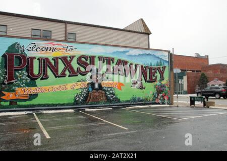 Punxsutawney, USA. Januar 2020. Ein Graffiti zeigt einen Murmeltier auf einem Baumstumpf und die Schrift "Willkommen bei Punxsutawney". In der Kleinstadt Pennsylvania gibt der Murmeltier Phil jedes Jahr im Februar eine Prognose über den weiteren Verlauf des Winters. Dank des erfolgreichen Hollywood-Films "Und der Tageszeitung The Murmot Greets", der dort gedreht wird, gilt der Ort als die Heimat der Murmeltiere. (Zu dpa "Groundhog Day": Und jedes Jahr grüßt Phil von Punxsutawney") Credit: Christina Horsten / dpa / Alamy Live News Stockfoto