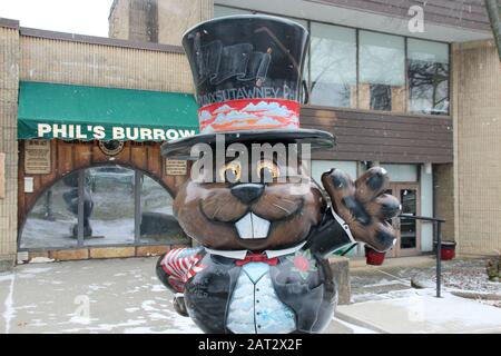 Punxsutawney, USA. Januar 2020. Vor dem Murmelgehege steht die Statue eines Murmeltier. Besucher können die Murmeltiere durch die halbkreisförmige Glasscheibe beobachten. Die Kleinstadt gilt dank des erfolgreichen Hollywood-Films "Und täglichem grüßt das Murmeltier" (Und der dort eingestellten Marmot Greets Daily) als die Heimat der Murmeltier. (Zu dpa "Groundhog Day": Und jedes Jahr grüßt Phil von Punxsutawney") Credit: Christina Horsten / dpa / Alamy Live News Stockfoto