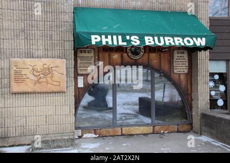 Punxsutawney, USA. Januar 2020. Über dem Murmelgehege hängt eine grüne Markise mit der Aufschrift "Phil's Burrow". Besucher können die Murmeltiere durch die halbkreisförmige Glasscheibe beobachten. Die Kleinstadt gilt dank des erfolgreichen Hollywood-Films "Und täglichem grüßt das Murmeltier" (Und der dort eingestellten Marmot Greets Daily) als die Heimat der Murmeltier. (Zu dpa "Groundhog Day": Und jedes Jahr grüßt Phil von Punxsutawney") Credit: Christina Horsten / dpa / Alamy Live News Stockfoto