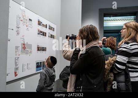 London/Großbritannien - 1. Dezember 2019: Besucher, die die Karte des Museums in der National Gallery in London ansehen. Die Nationalgalerie beherbergt eine Sammlung von über 2.300 p Stockfoto