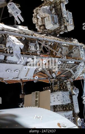 ISS - 25. Januar 2020 - Die Astronauten Andrew Morgan von der NASA und Luca Parmitano von der ESA arbeiten nach der Durchführung von thermischen Reparaturen an der Alp an GET-ahead-Aufgaben Stockfoto