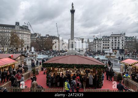 London/Großbritannien - 1. Dezember 2019: Menschen, die auf dem Weihnachtsmarkt auf dem Trafalgar Square in London, Großbritannien, spazieren gehen Stockfoto