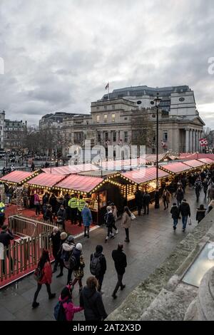 London/Großbritannien - 1. Dezember 2019: Menschen, die auf dem Weihnachtsmarkt auf dem Trafalgar Square in London, Großbritannien, spazieren gehen Stockfoto