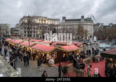 London/Großbritannien - 1. Dezember 2019: Menschen, die auf dem Weihnachtsmarkt auf dem Trafalgar Square in London, Großbritannien, spazieren gehen Stockfoto