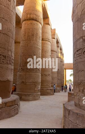 Hieroglyphen auf den großen Säulen am Karnak-Tempel Stockfoto