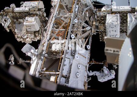 ISS - 25. Januar 2020 - Die Astronauten Andrew Morgan von der NASA und Luca Parmitano von der ESA arbeiten nach der Durchführung von thermischen Reparaturen an der Alp an GET-ahead-Aufgaben Stockfoto