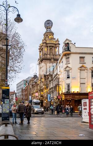 London/Großbritannien - 1. Dezember 2019: St. Martin's Lane von Süden aus mit dem Coliseum Theatre auf der rechten Seite Stockfoto