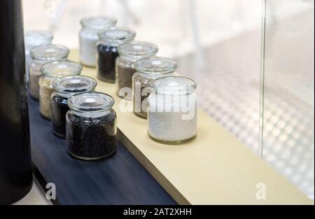 Verschiedene gemahlene Gewürze in Flaschen auf weißem Hintergrund. Stockfoto