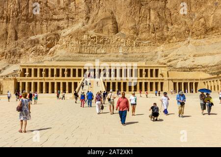 Touristen am Eingang des Leichentempels der Hatschepsut Stockfoto