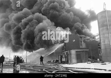 Großfeuer im Tedeco Werk in Deventer Datum: 13. Februar 1969 Standort: Deventer Schlüsselwörter: Brände, Fabriken Personenname: Tedeco Stockfoto