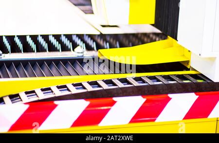 Blech und Hände von Arbeitern, die auf der Presse arbeiten Stockfoto