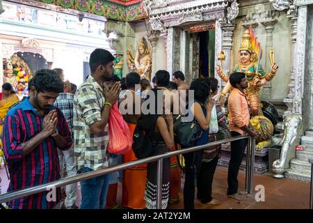 Singapur. Januar 2020. Die Gläubigen beten im Sri Veeramakaliamman Tempel im Distrikt Little India Stockfoto