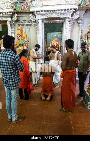 Singapur. Januar 2020. Die Gläubigen beten im Sri Veeramakaliamman Tempel im Distrikt Little India Stockfoto