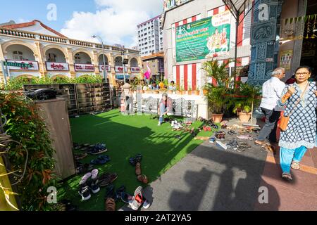 Singapur. Januar 2020. Außenansicht des Ortes, um die Schuhe zu verlassen, um den Tempel von Sri Veeramakaliamman zu betreten Stockfoto