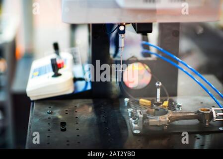 CNC-Dreh-, Bohr- und Bohrmaschine bei der Arbeit Nahaufnahme. Industrie, Industriekonzept. Stockfoto