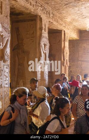 Touristen im kleinen Tempel von Abu Simbel Stockfoto