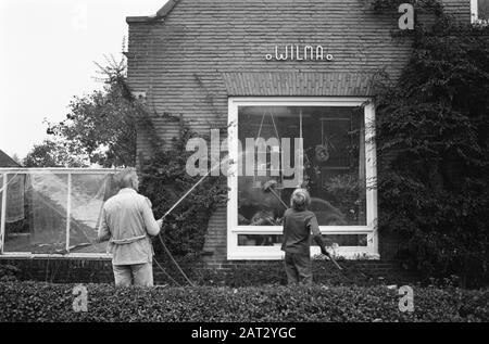 Große Reinigung in Schoonebeek nach Ölquelle; Straßen gereinigt Datum: 10. November 1976 Standort: Drenthe, Schoonebeek Schlüsselwörter: Reinigung, STREIFEN, Öl Stockfoto