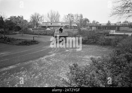 Große Reinigung in Schoonebeek nach Olefontein; zandauto Sand auf Ölschicht streuen Datum: 10. november 1976 Standort: Drenthe, Schoonebeek Schlüsselwörter: Reinigung, Öl Stockfoto