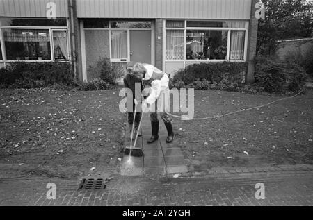 Große Reinigung in Schoonebeek nach Ölquelle; Straßen gereinigt Datum: 10. November 1976 Standort: Drenthe, Schoonebeek Schlüsselwörter: Reinigung, STREIFEN, Öl Stockfoto