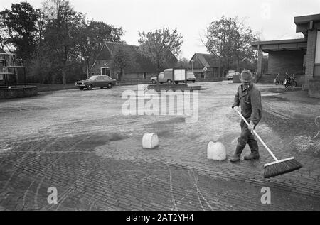 Große Reinigung in Schoonebeek nach Ölquelle; Straßen gereinigt Datum: 10. November 1976 Standort: Drenthe, Schoonebeek Schlüsselwörter: Reinigung, STREIFEN, Öl Stockfoto