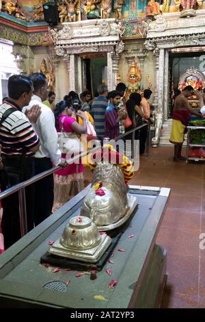 Singapur. Januar 2020. Die Gläubigen beten im Sri Veeramakaliamman Tempel im Distrikt Little India Stockfoto