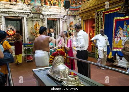 Singapur. Januar 2020. Die Gläubigen beten im Sri Veeramakaliamman Tempel im Distrikt Little India Stockfoto