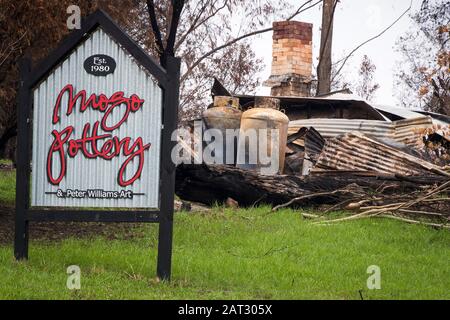 Mogo, Australien. Januar 2020. Die MoGo Township wurde zerstört, als Buschfeuer an der Südküste des NSW während der australischen Buschfeuer im Jahr 2020, Mogo, New South Wales, Australien, wüteten. (Foto von Hugh Peterswald/Pacific Press) Credit: Pacific Press Agency/Alamy Live News Stockfoto