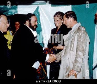 Opernsänger Luciano Pavarotti (links) trifft TRH Prince und Princess of Wales, Prinzessin Diana und Prinz Charles bei einem Konzert im Hyde Park, London, eng Stockfoto