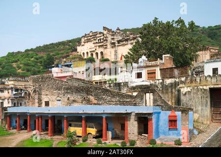 Ruinen des Stadtpalasts, von der Residenz des ehemaligen Königs aus betrachtet, die den Zustand des Verfalls in der Altstadt von Bundi, Rajasthan, Indien, zeigen. Stockfoto