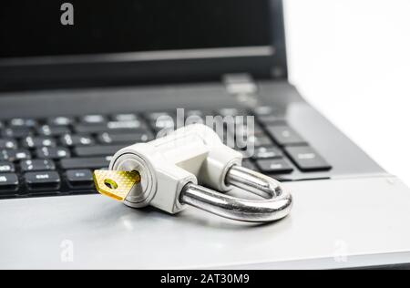 Computersicherheitskonzept mit einem Vorhängeschloss auf einer Laptop-Tastatur Stockfoto